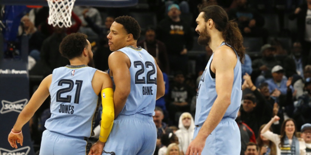 Grizzlies withstand late rally to defeat Spurs 121-113