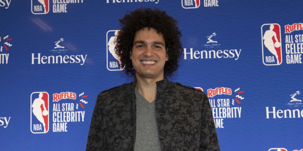 Anderson Varejão back with Cavs in player development role