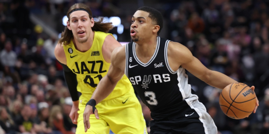 Spurs snap 16-game losing streak with 102-94 victory over Jazz