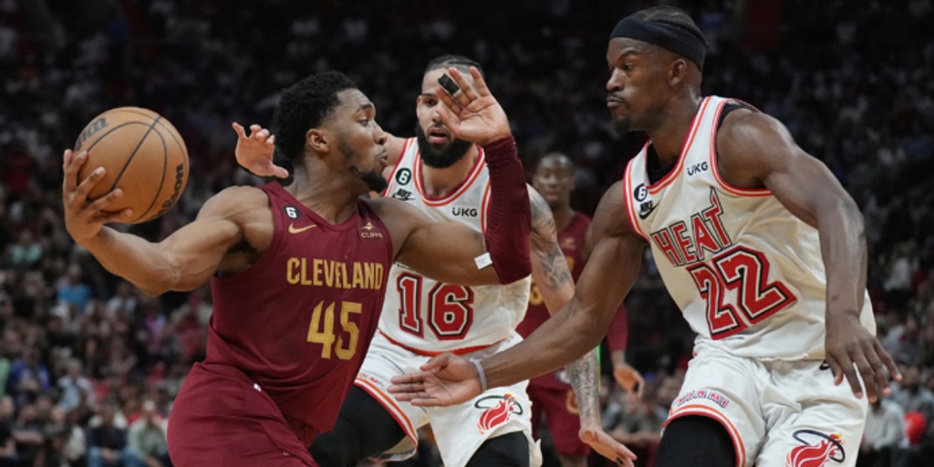 Jimmy Butler scores 33, Heat rally to topple Cavaliers 119-115