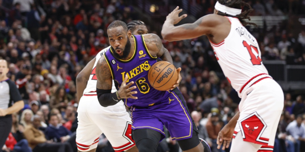 LeBron James returns to starting lneup, Lakers beat Bulls 121-110