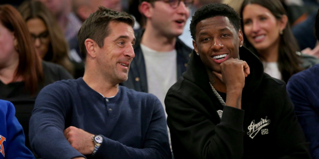 Aaron Rodgers bonds with new Jets teammates at Knicks playoff games