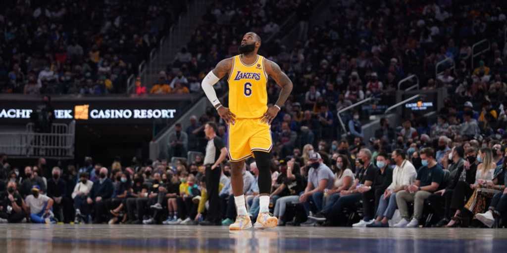 Warriors hold off Lakers 117-115, spoil LeBron's scoring milestone