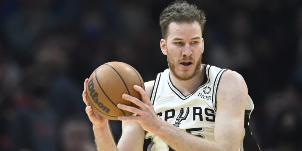 Jakob Poeltl's high-floor play brings stability for Spurs