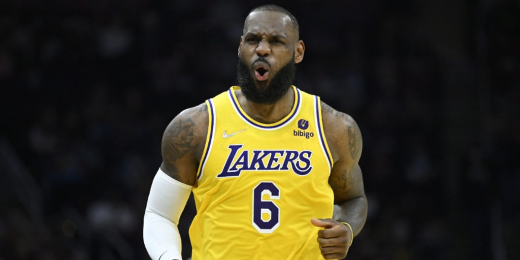 Home cookin': LeBron James leads Lakers over Cavs in Ohio return