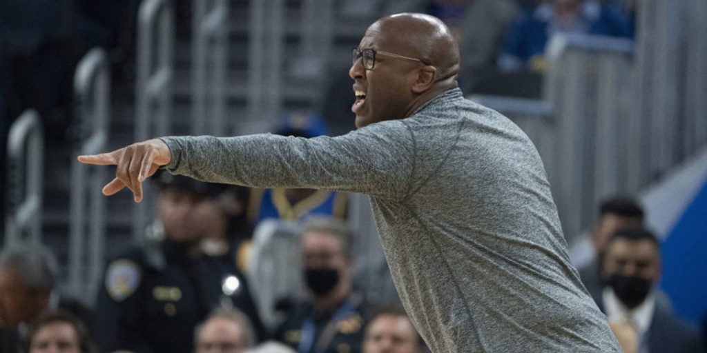A crazy day: Mike Brown gets Kings' job, then fills in for Steve Kerr