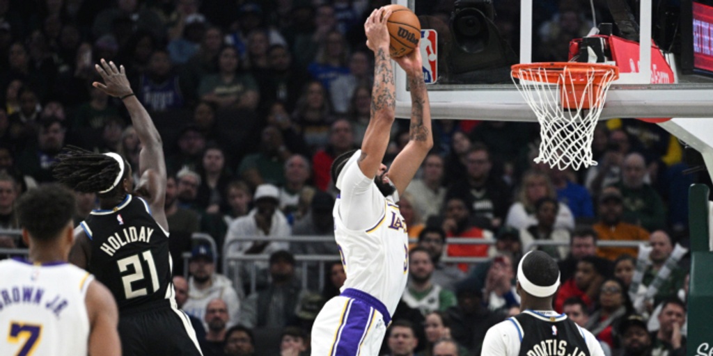 Explain One Play: How the Lakers went low against the Bucks