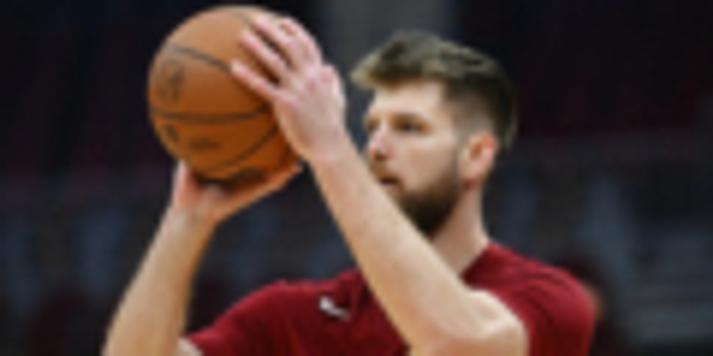 Cavaliers forward Wade out for month with shoulder sprain