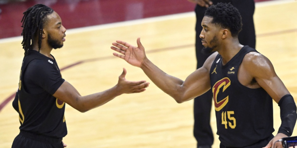 Mitchell upstages LeBron at home, Cavs down Lakers 116-102