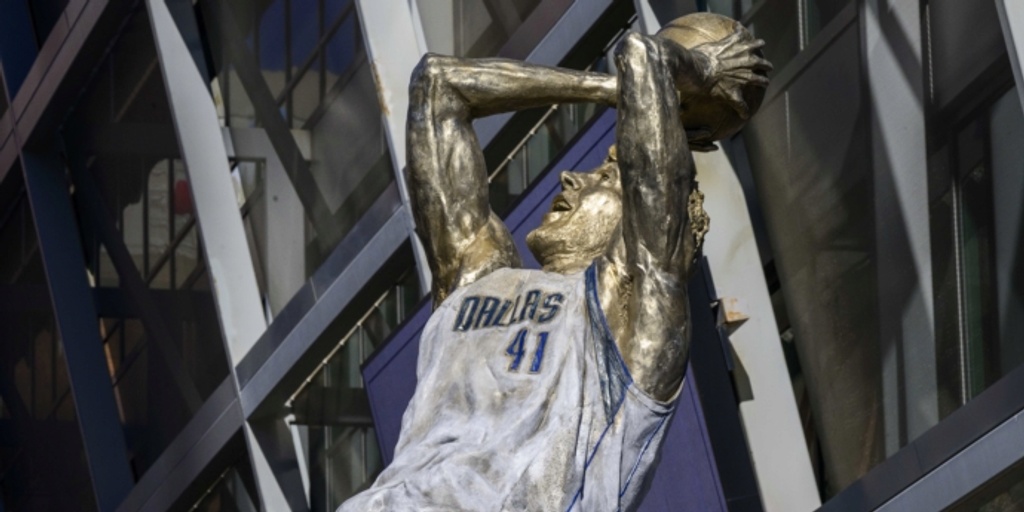 Mavs unveil Dirk Nowitzki statue before Christmas game vs. Lakers