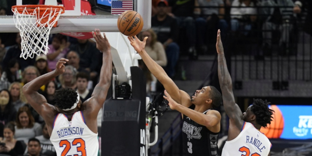 Spurs overcome Randle's 41, hand Knicks fifth straight loss