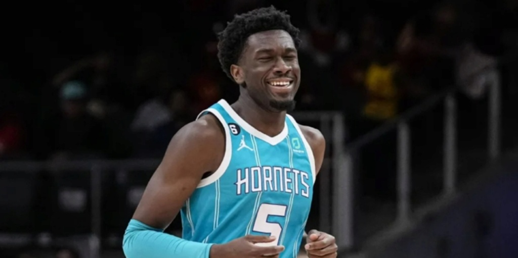 Hornets center Mark Williams has thumb surgery to repair torn ligament