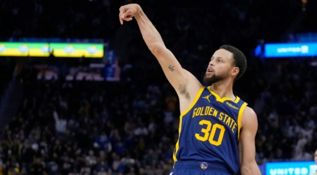 Stephen Curry signs massive $62.6 million extension with Warriors