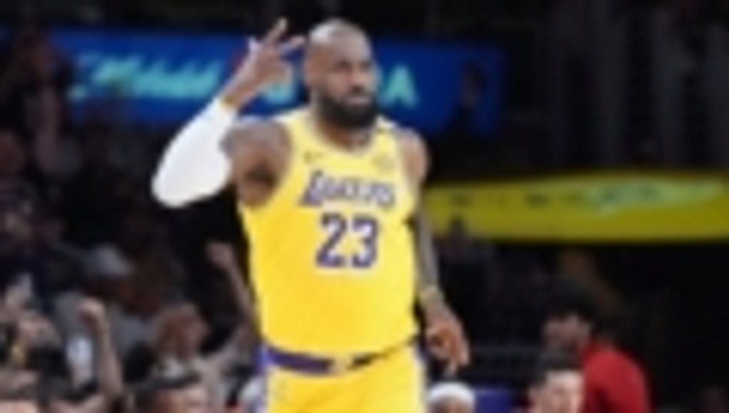 LeBron James becomes 1st player in history to reach 50,000 combined points