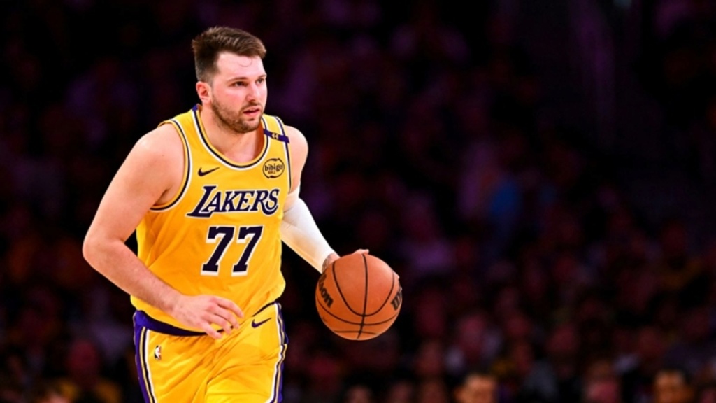 Luka Doncic commits to Lakers with $165M extension