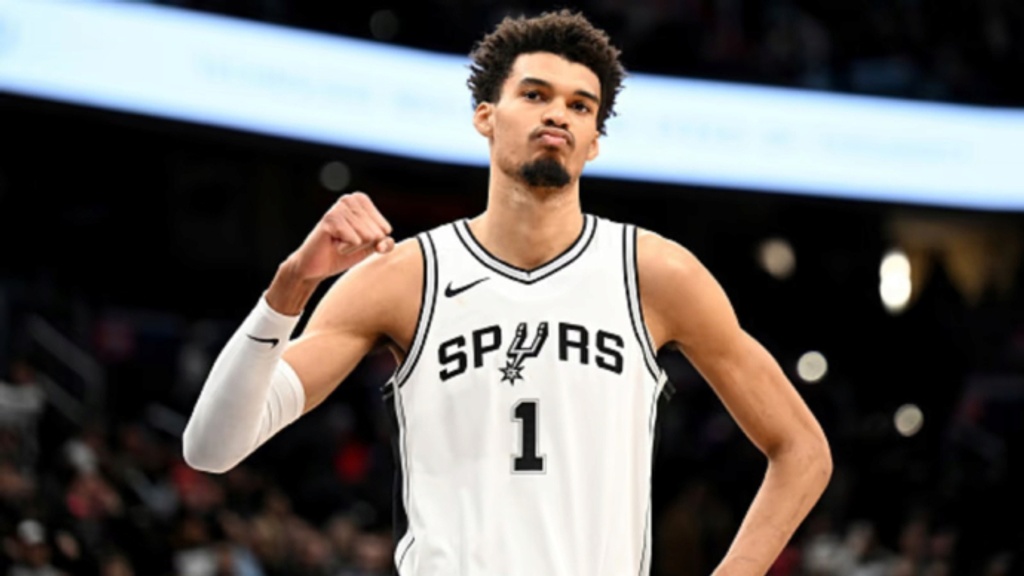 Victor Wembanyama records block in 100th straight game