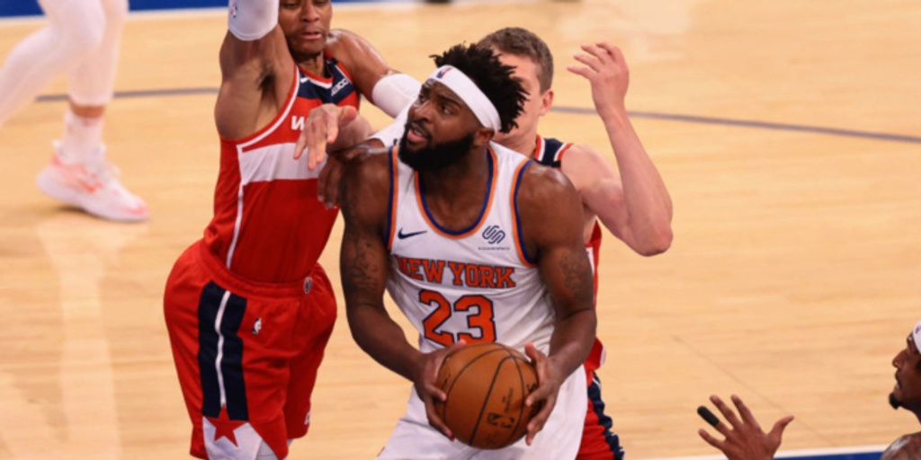 Knicks' Robinson breaks right foot against Bucks