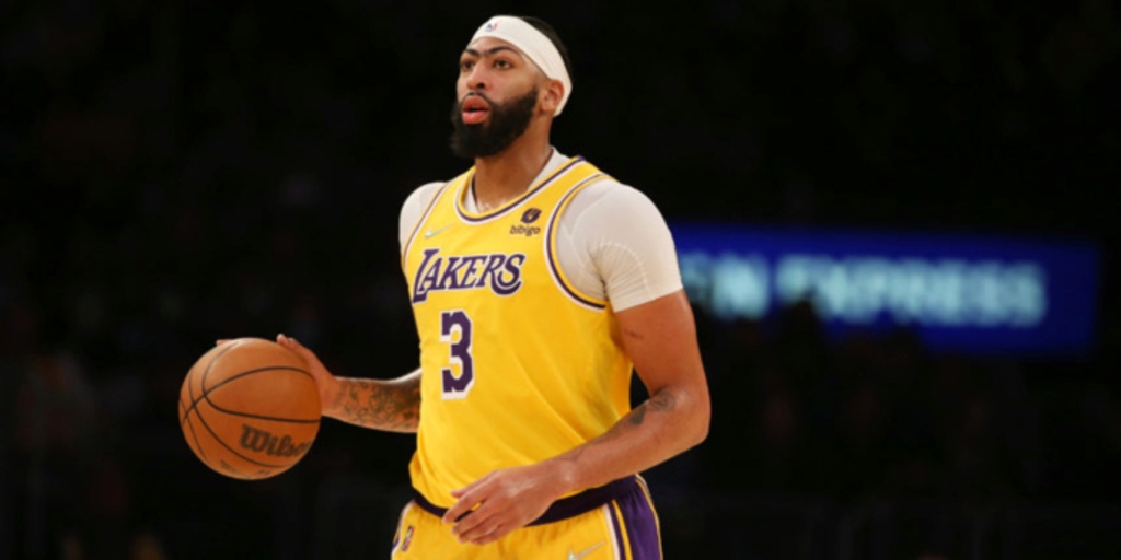 Anthony Davis hurts ankle, leaves depleted Lakers with knee injury