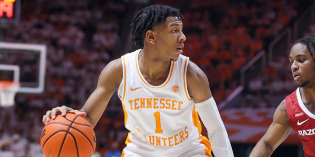 No. 13 Tennessee hangs on to defeat No. 14 Arkansas, 78-74