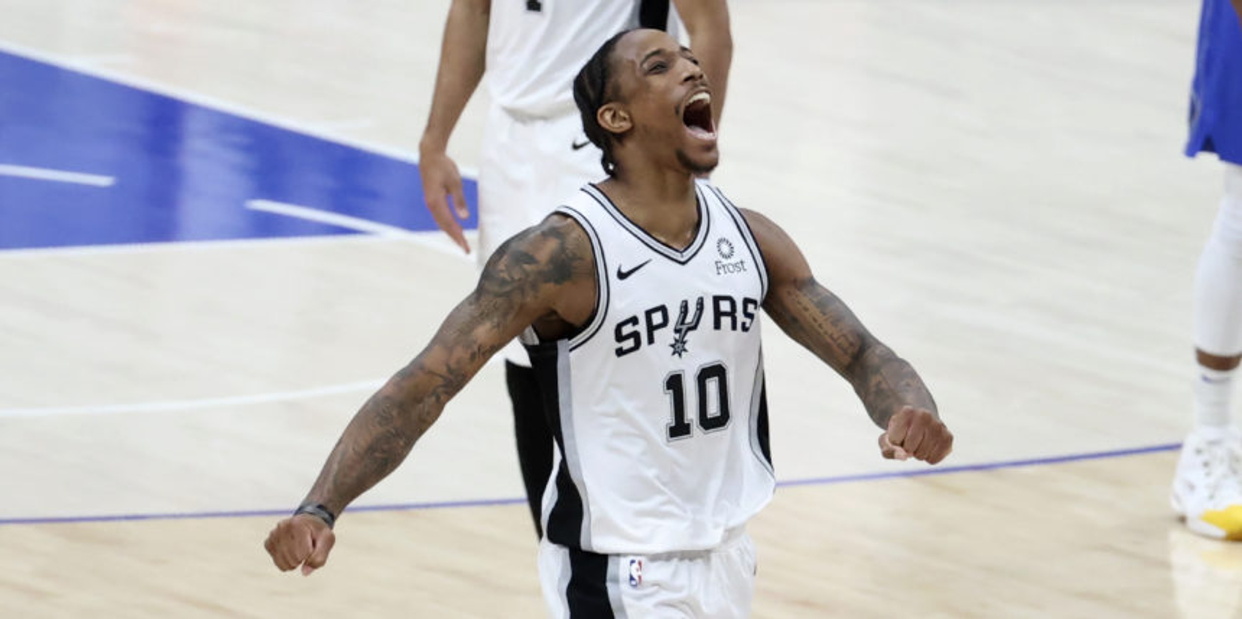 DeRozan ends Spurs' skid with late shot to beat Mavs 119-117