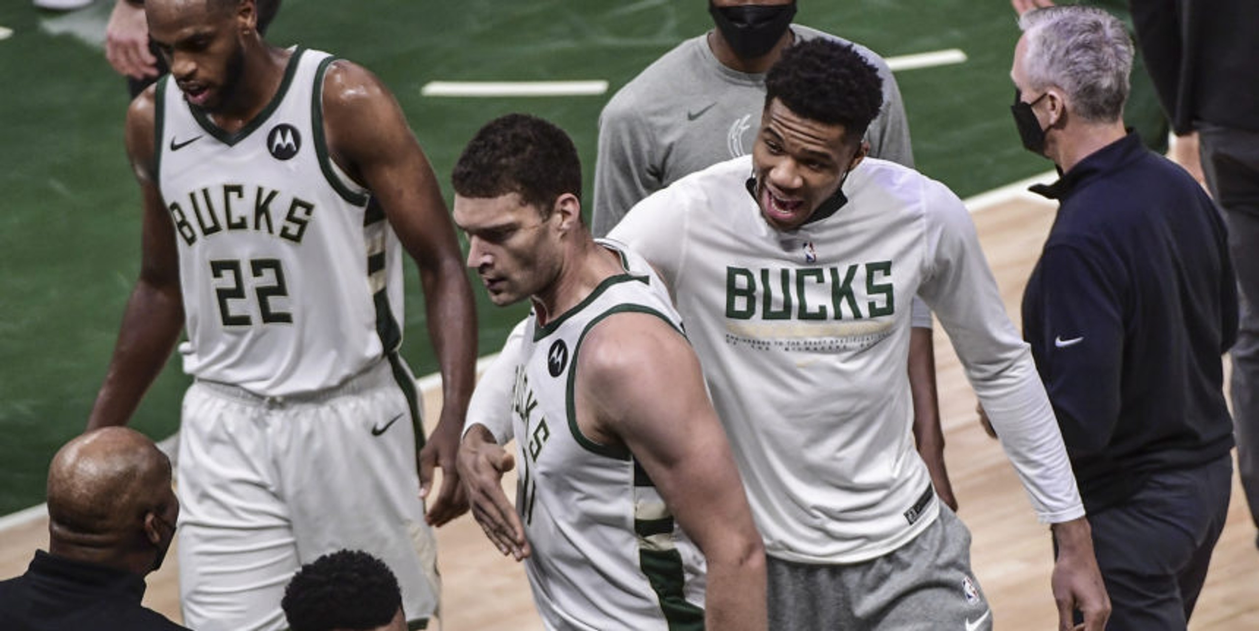 Without Giannis, Bucks beat Hawks 123-112 for 3-2 lead