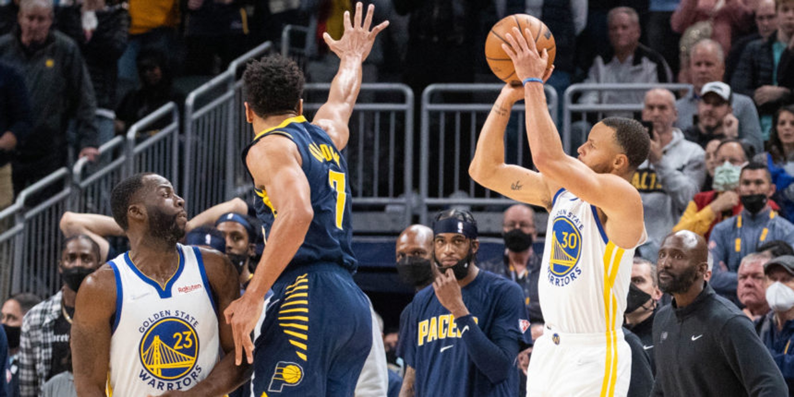 Curry falls short of record, but leads Warriors past Pacers