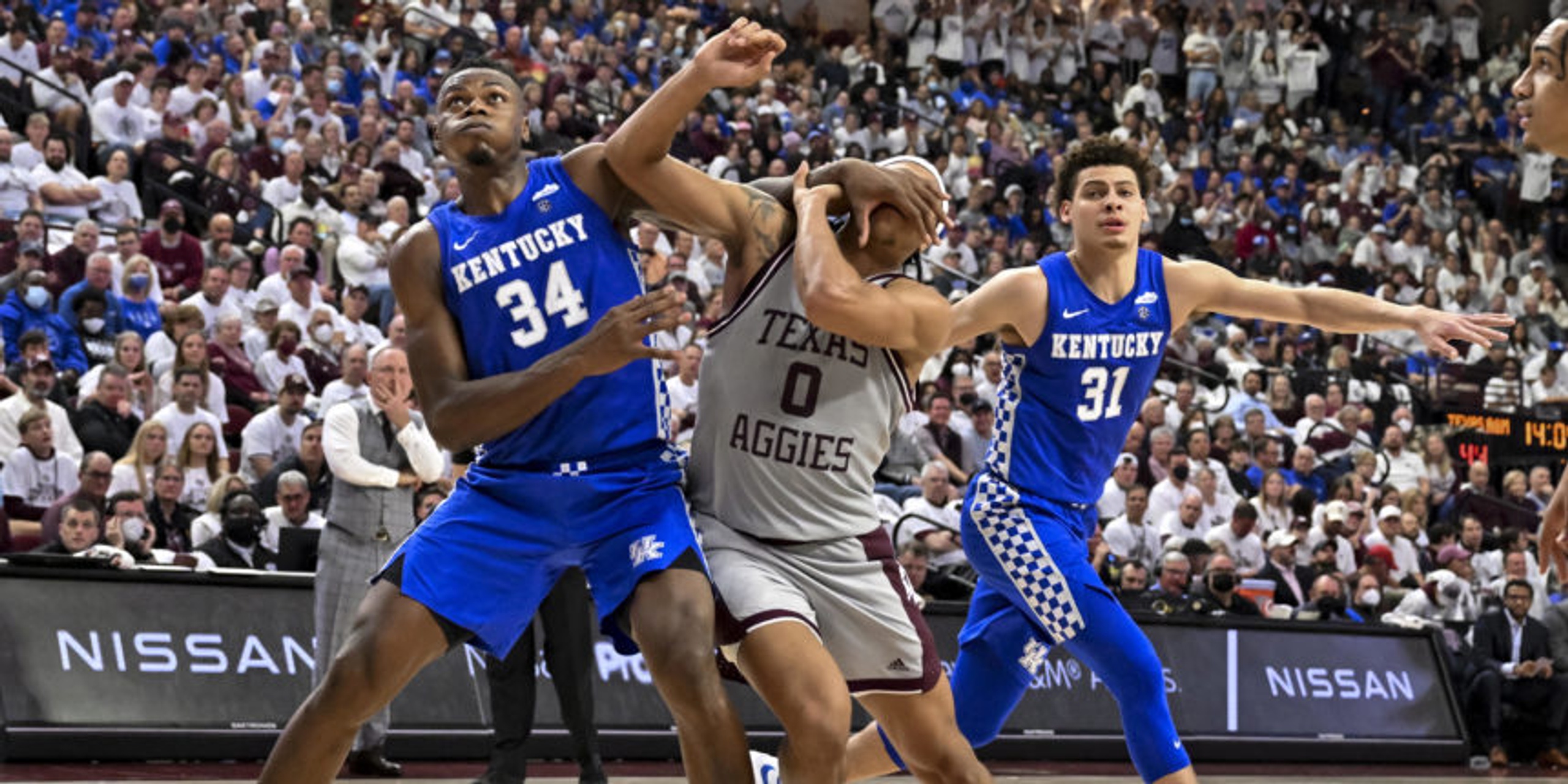 Kentucky holds off Texas A&M, wins in College Station