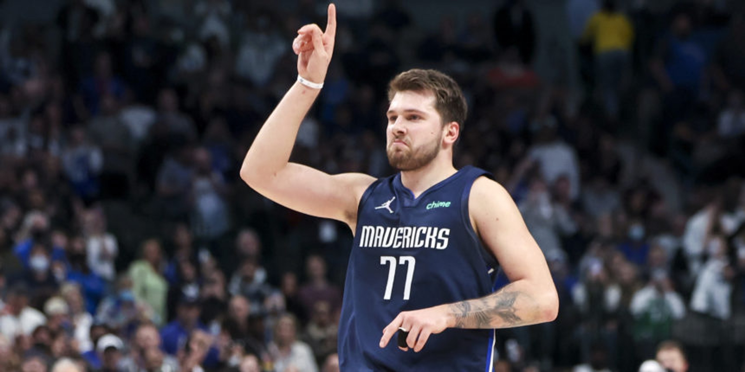 Doncic scores 28 in 1st, 51 total, Mavs top Clippers 112-105