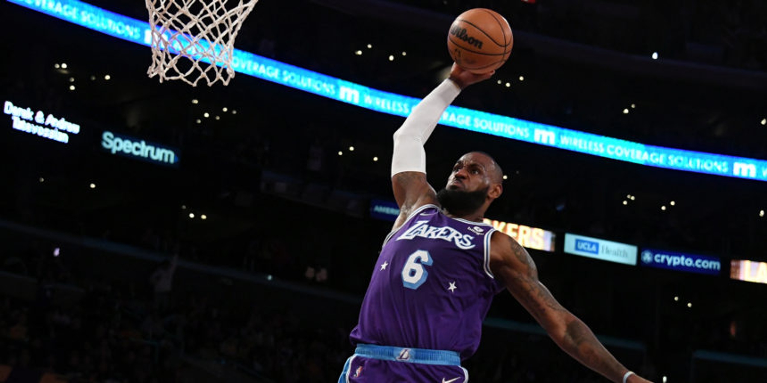 LeBron James scores 50, rallies Lakers past Wizards for 122-109 win
