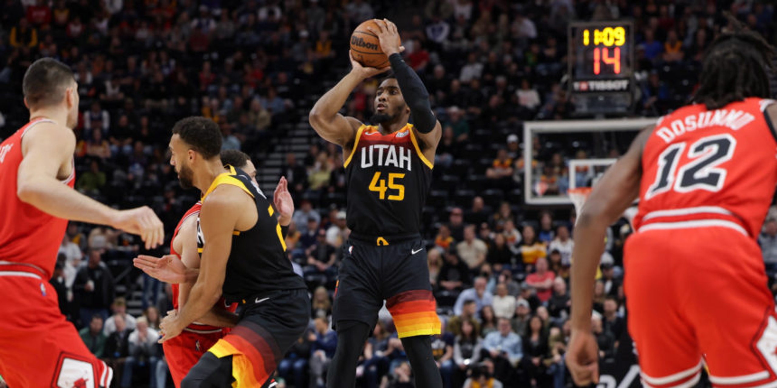 Mitchell scores 25 of 37 points in 3rd, Jazz beat Bulls