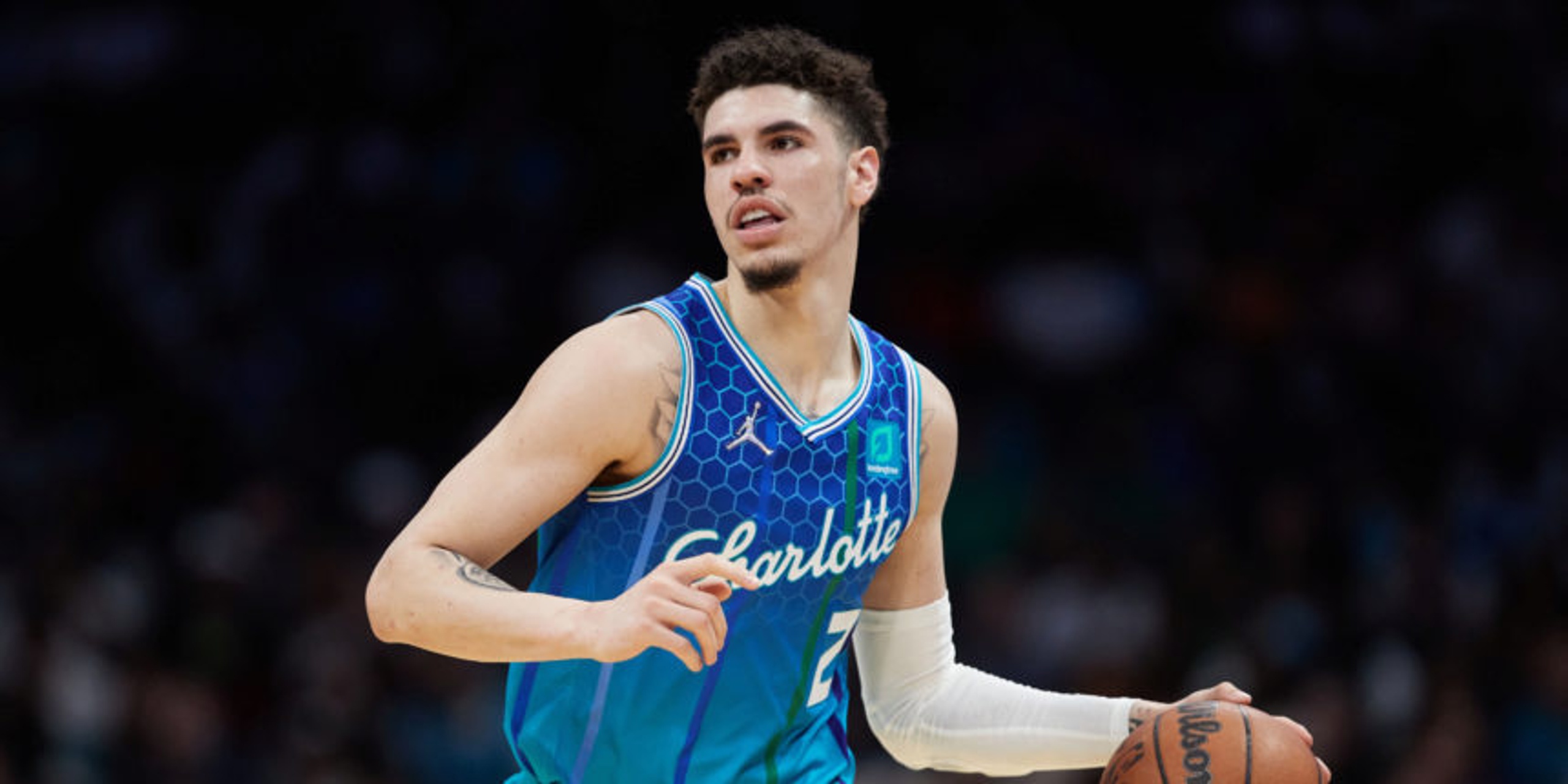 Hornets rout road-weary Mavs 129-108 for 4th straight win
