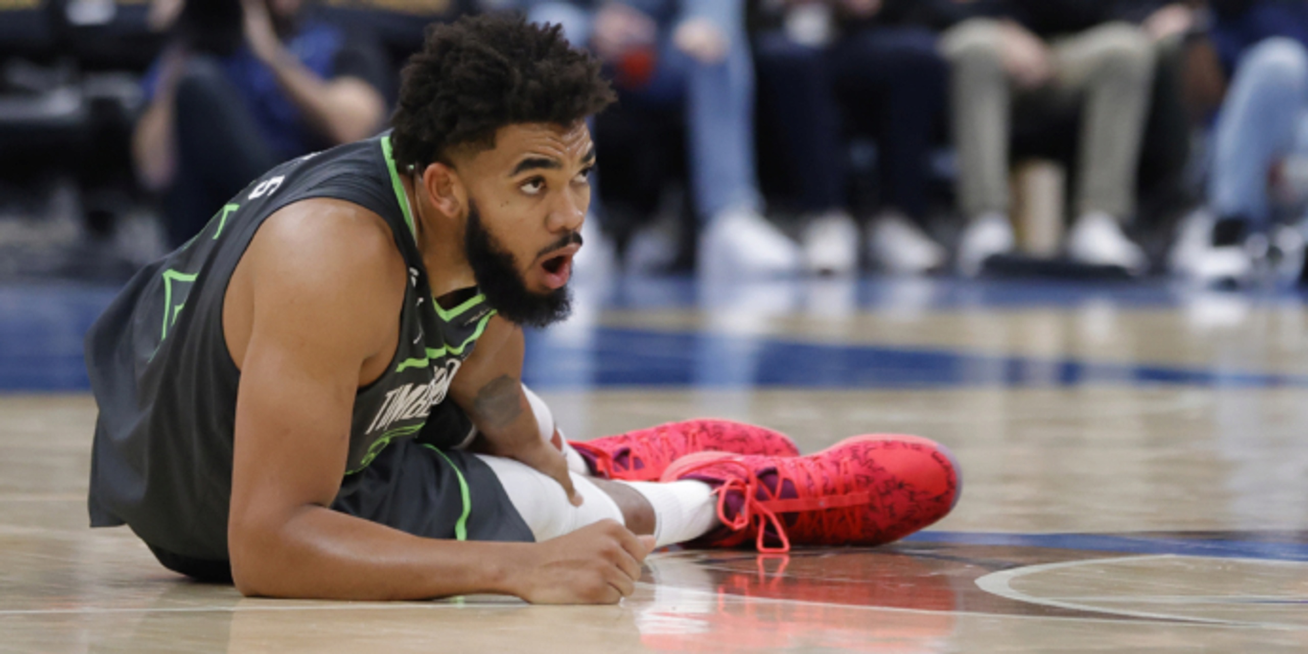 Minnesota star Towns helped off with right leg injury