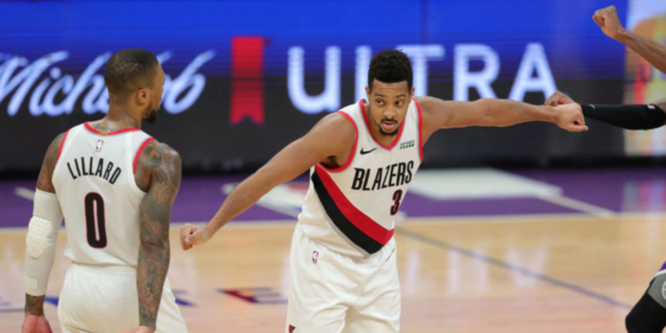 Blazers' CJ McCollum suffers fracture in foot, out at least 4 weeks