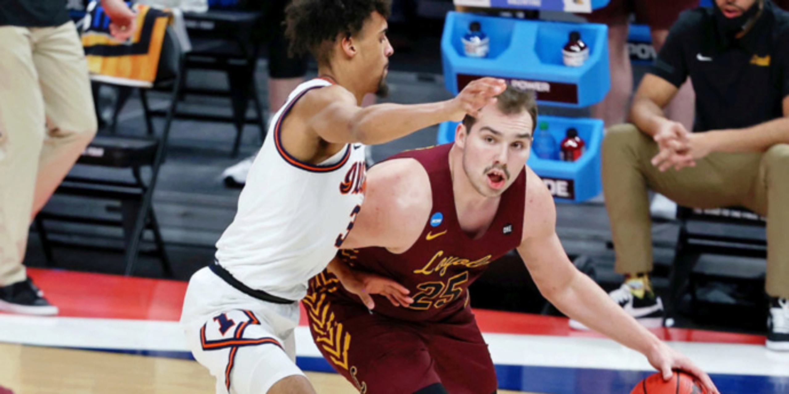 Loyola Chicago upsets top-seeded Illinois to open men's Round of 32