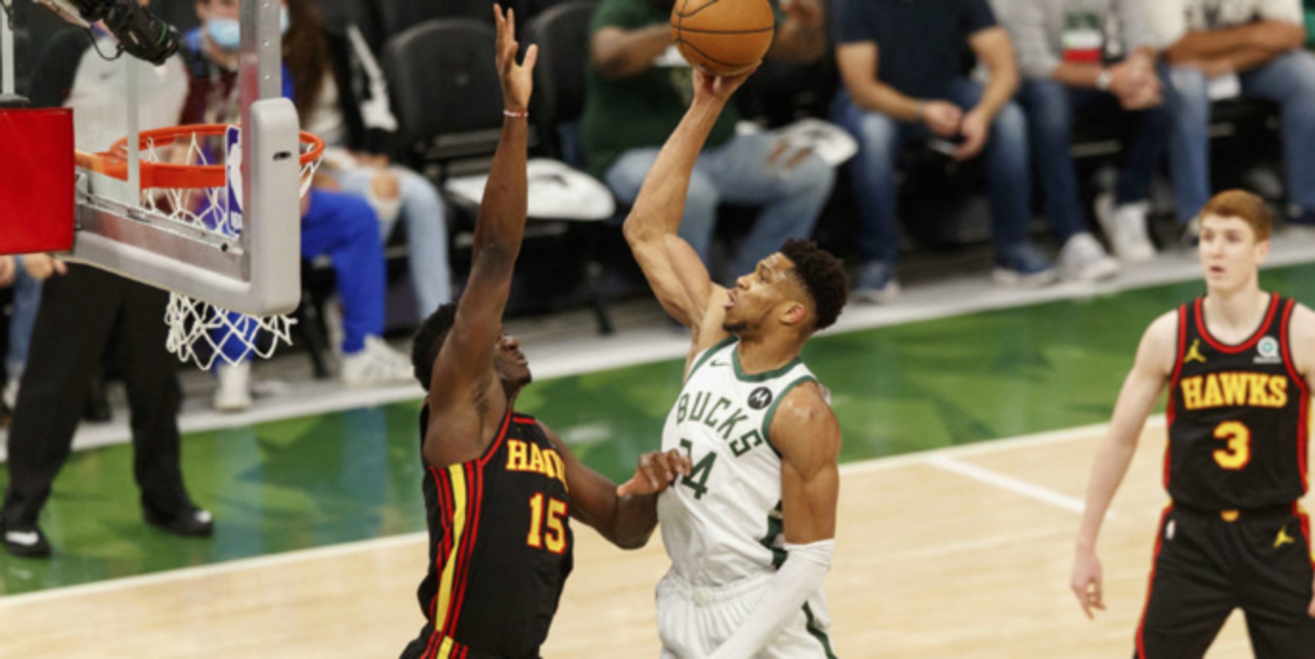 Giannis leads Bucks' runaway win after furor over free-throw routine