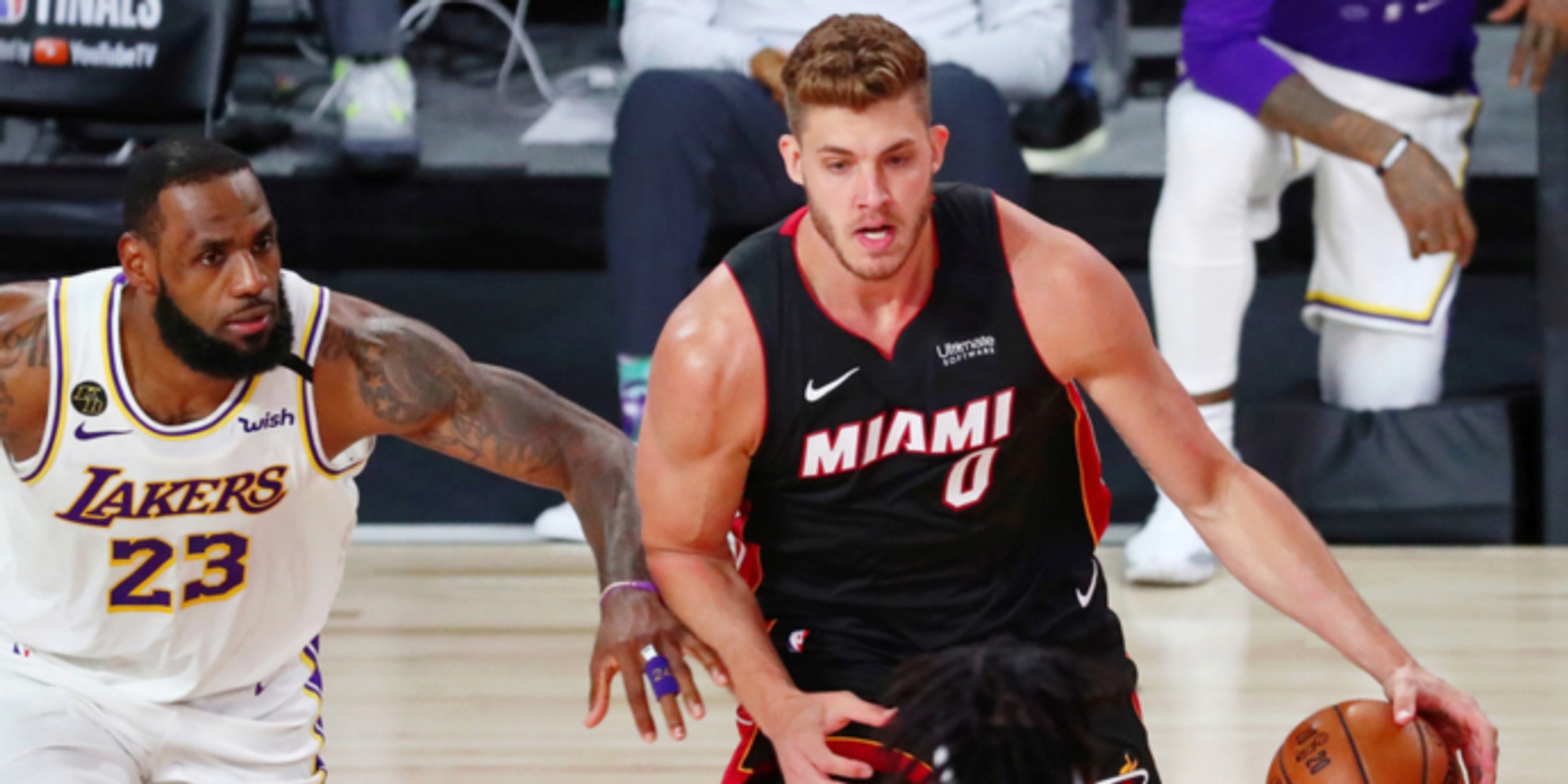 Meyers Leonard intends to re-sign with Miami Heat