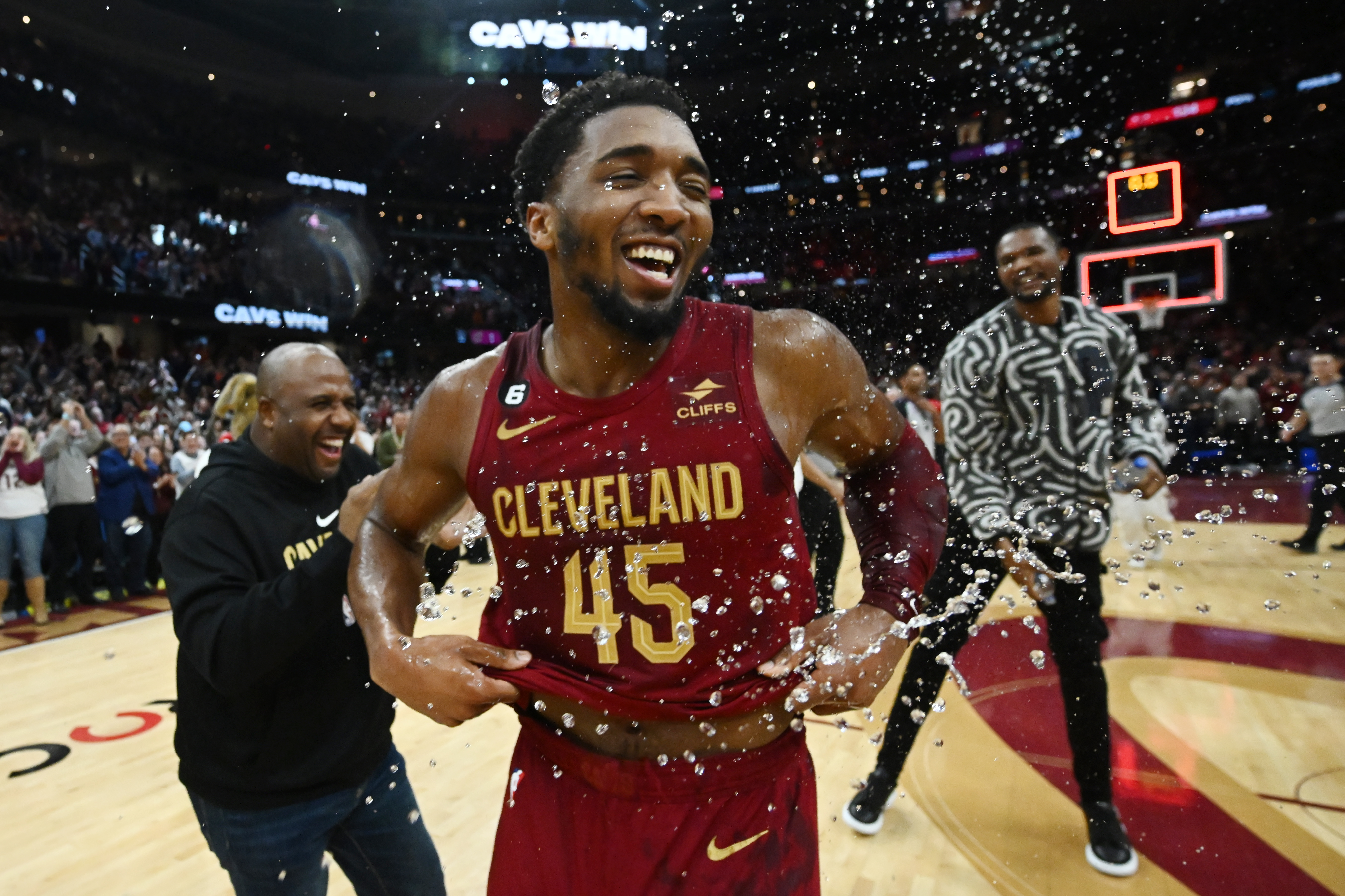 Donovan Mitchell scores NBA-season-high, Cavs-franchise-best 71 in win