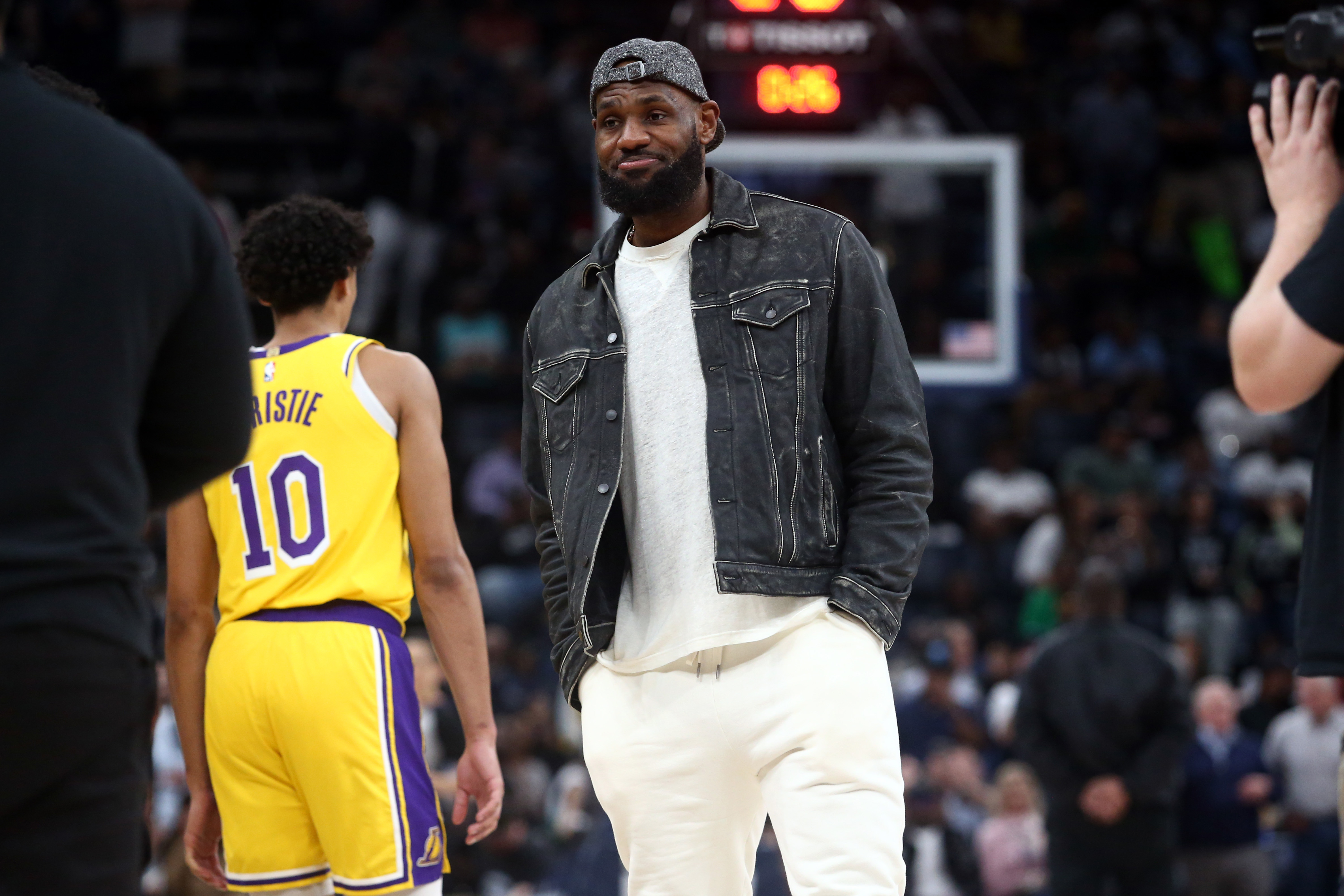 LeBron James out for at least 3 weeks with foot injury, Lakers to reevaluate