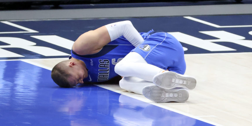 Kristaps Porzingis rolls ankle, will not return vs. Lakers