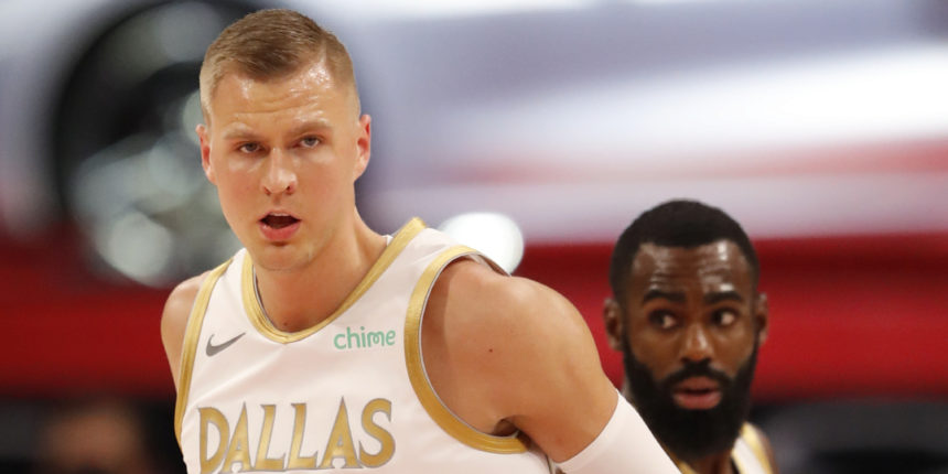 Kristaps Porzingis leaves game vs. Detroit with 'right knee soreness'