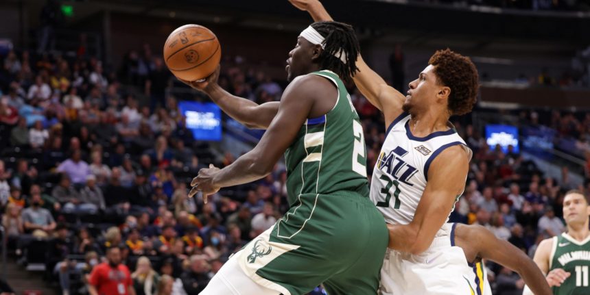 Jrue Holiday leaves opening night vs. Nets with right heel contusion