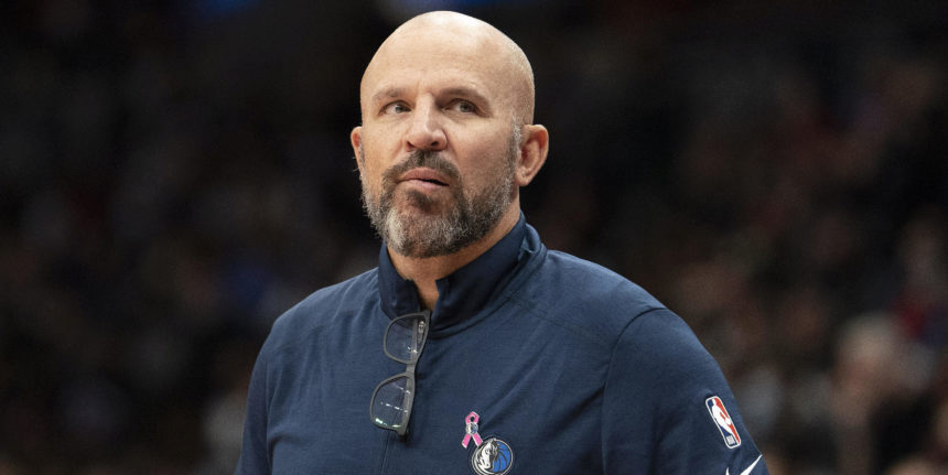 Mavs play 15 players at request of three-man 'leadership council'