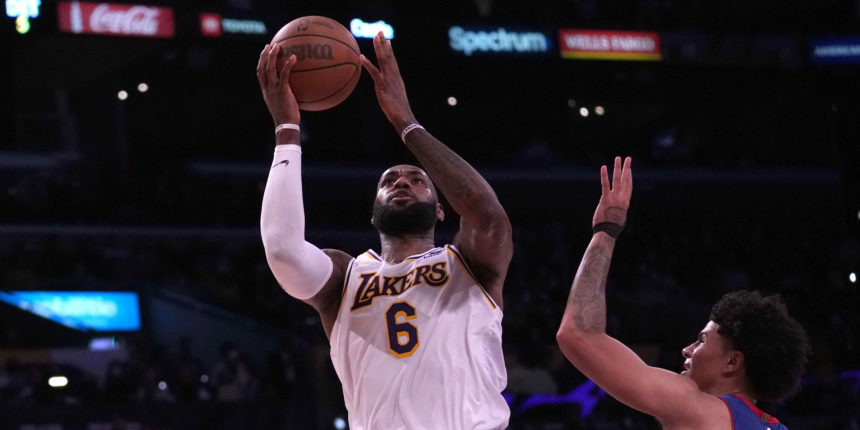LeBron James clears health/safety protocols, will play Friday vs. Clippers