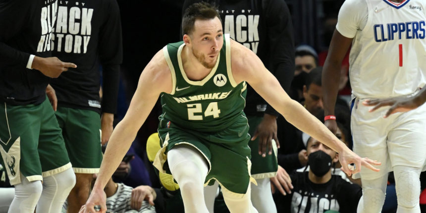 Pat Connaughton suffers fractured finger vs. Suns