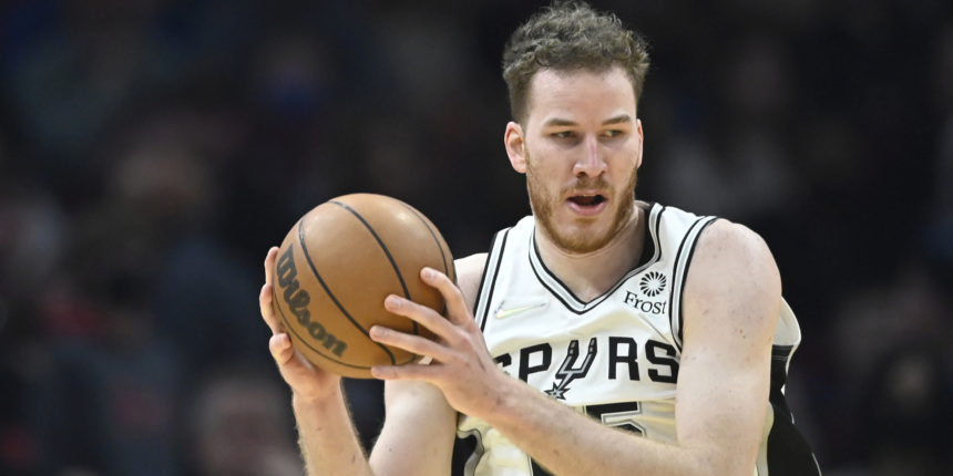 Jakob Poeltl's high-floor play brings stability for Spurs