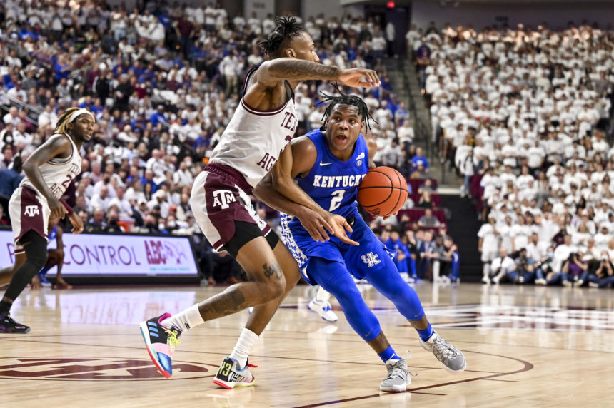 Kentucky holds off Texas A&M, wins in College Station